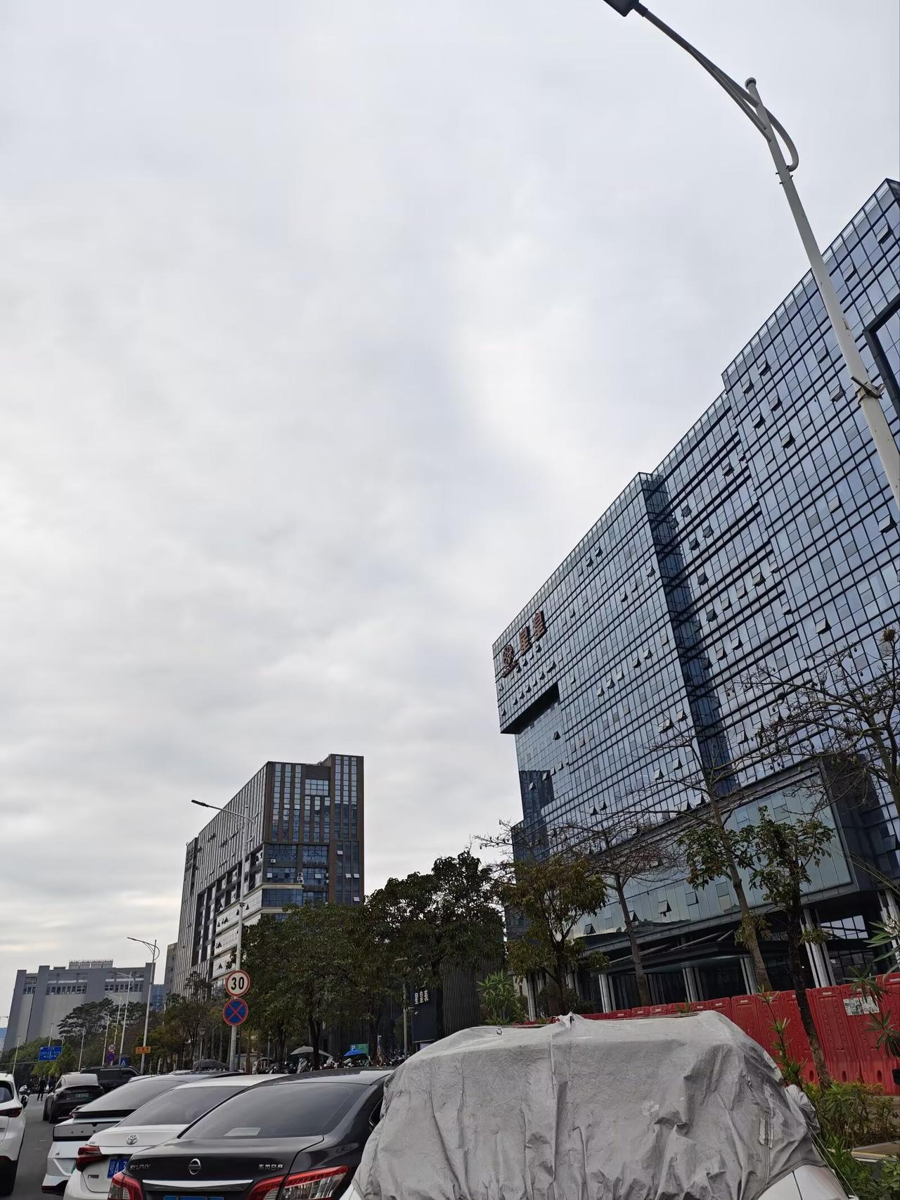 深圳昆明有很多地方都已经升级了，以前我们看到的村庄，现在都是各种的人才房，商品房