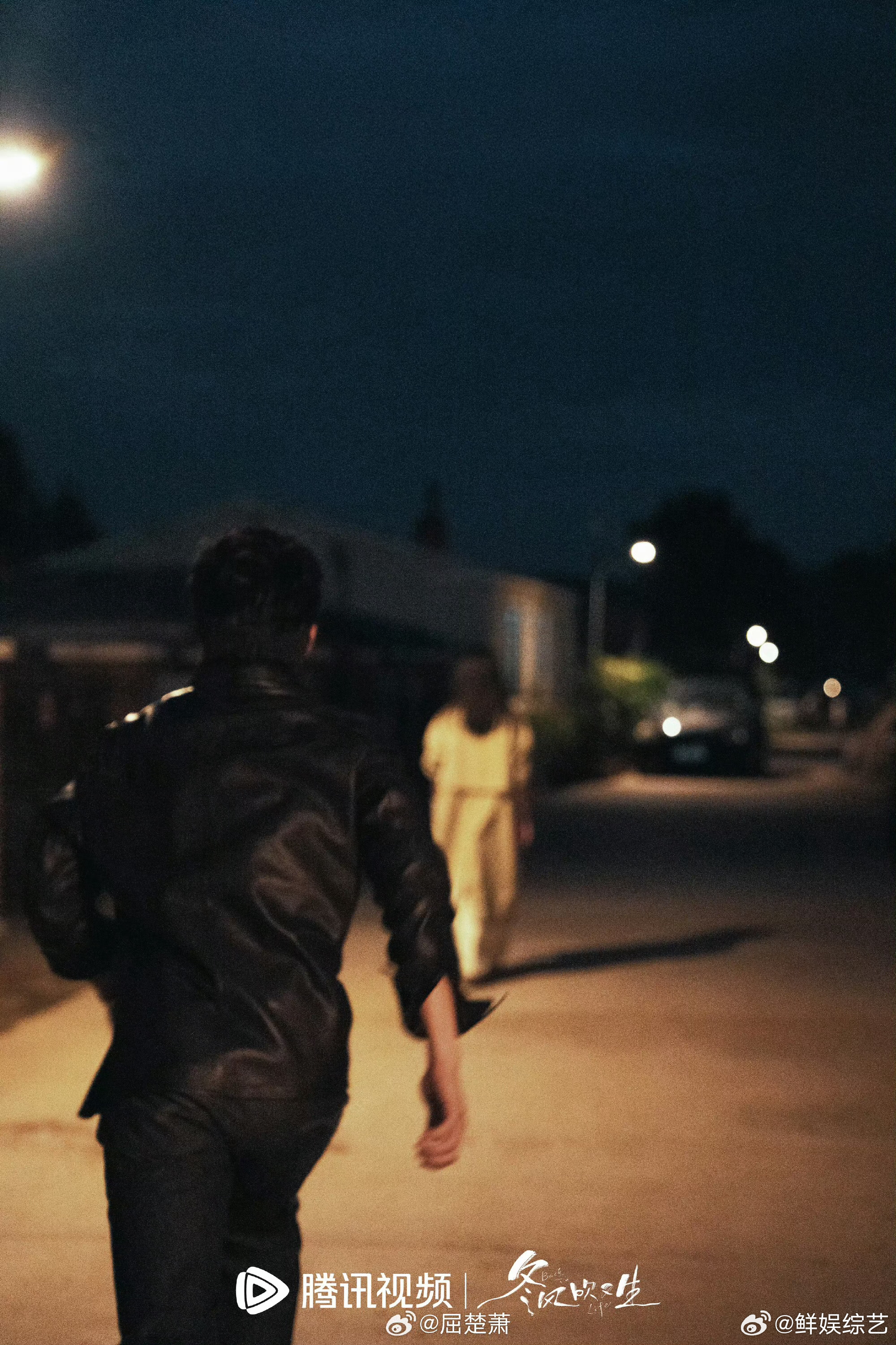 陈都灵屈楚萧双人氛围感大片 谁能躲过冬风吹又生这组黄昏剧照，暧昧破碎的氛围感一眼