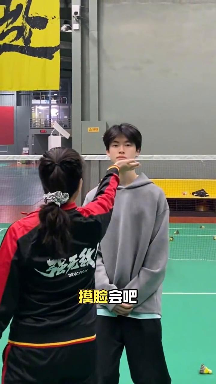 国家级教练教你抽耳光。
抽耳光会吧？于是正手抽球就会啦。摸脸会吧？于是正手搓球你