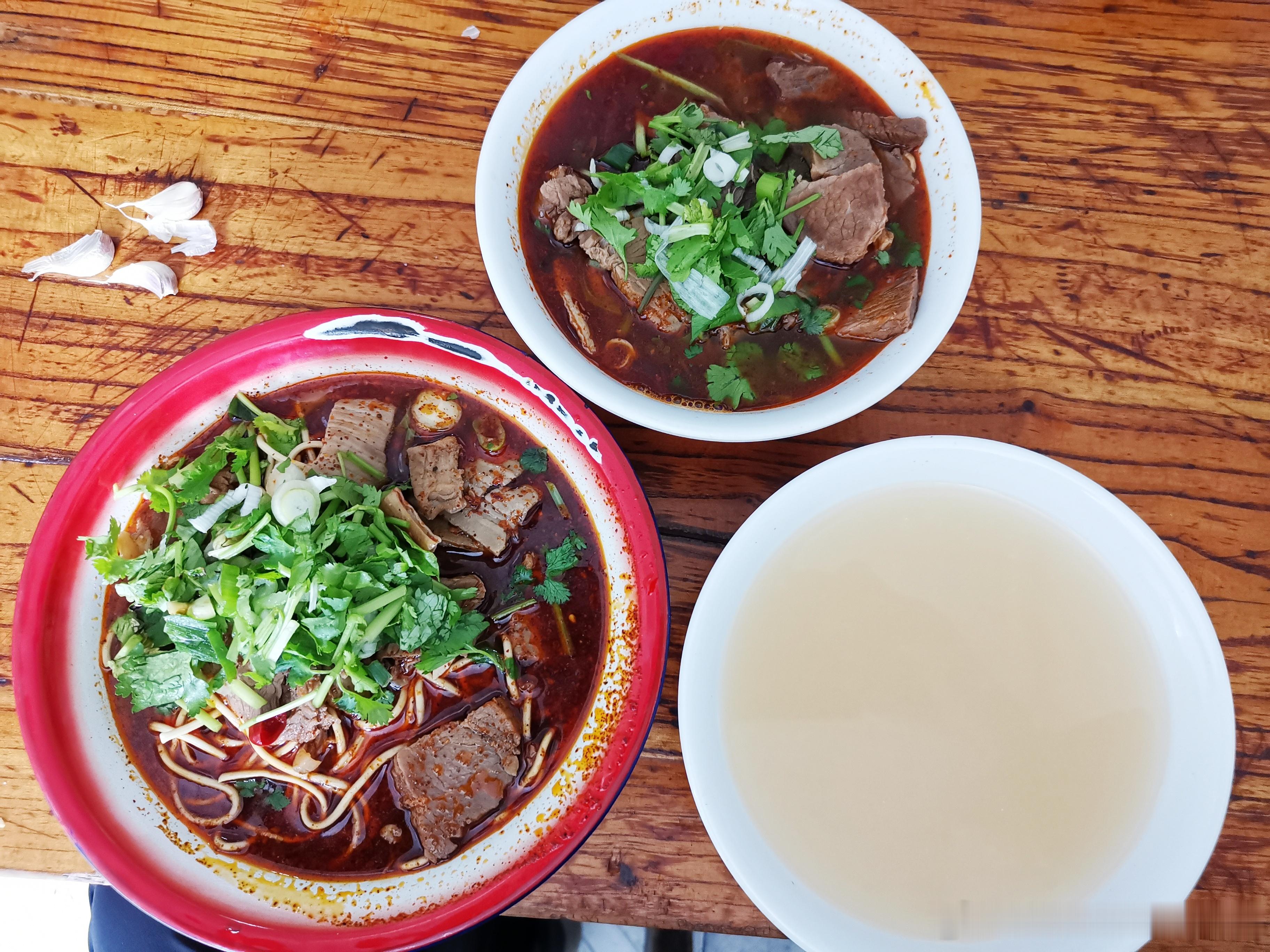 #美食# 张家襄阳牛肉面         这在成都属于豪华面的范畴[允悲]一碗牛
