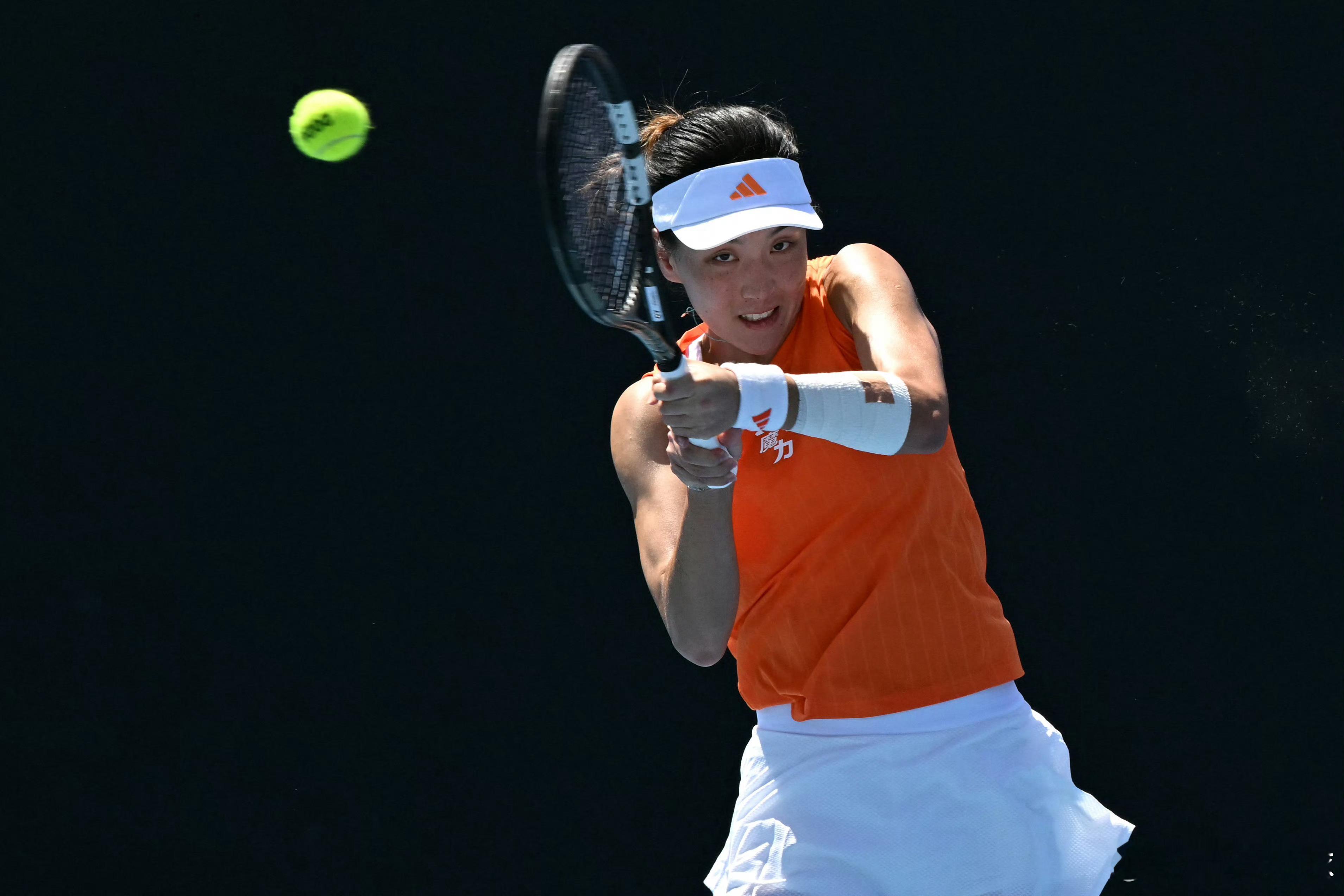 王欣瑜首次打进澳网32强！刚刚结束的澳网女单次轮，王欣瑜4-6、6-4、6-4逆