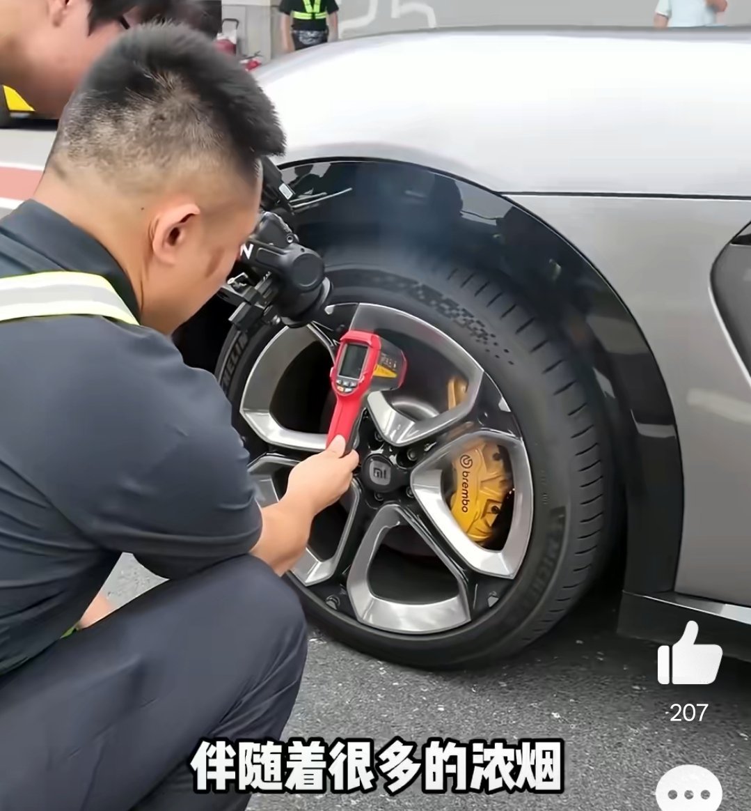 小米汽车回应YU7刹车片起火非得把YU7当做专业赛车来跑，这肯定会出问题啊！其实