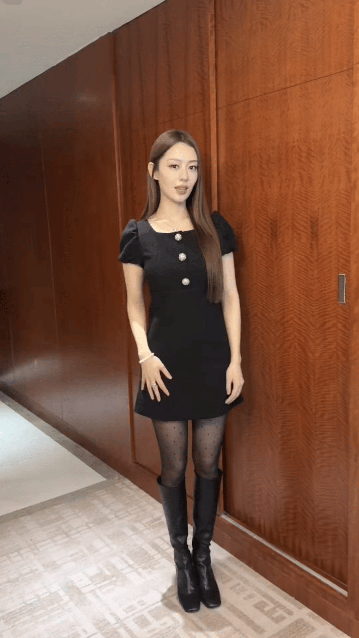 这个吉娜有时也是蛮可爱的。看到有网友说就吉娜这颜值和身材，感觉朗朗有点配不上她，