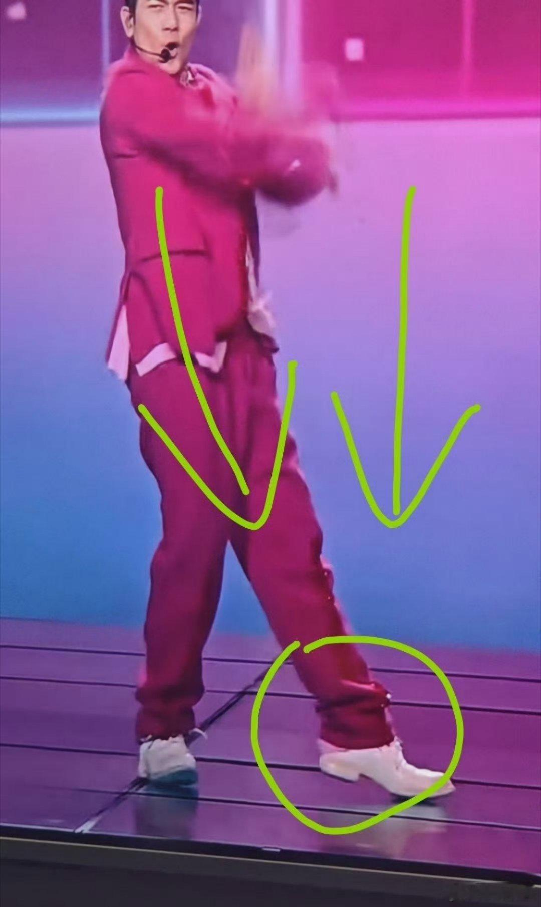 郭富城鞋子脱落细节 慢放才可见的高能瞬间！鞋跟脱落瞬间，郭富城用舞蹈动作完美掩护