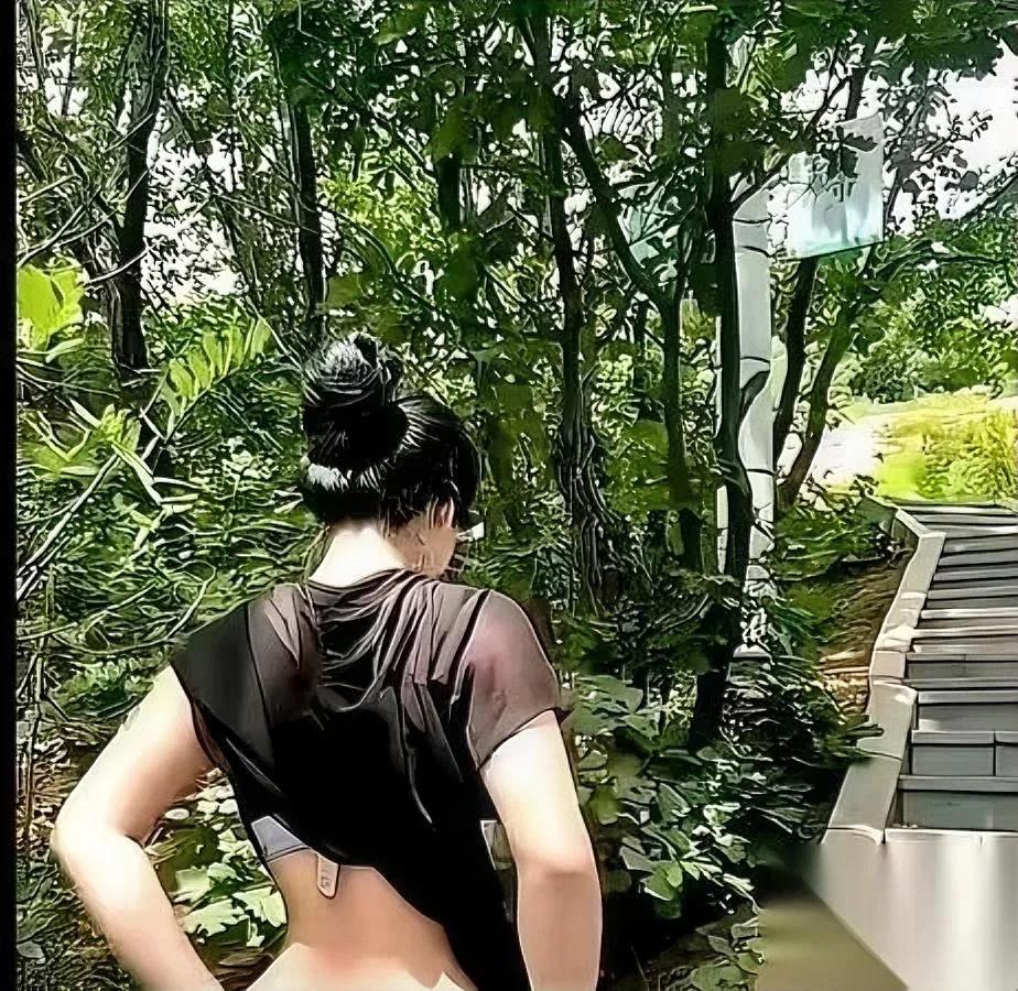 现在爬山哪是爬山啊？

明明是换个地方“找搭子”。

装备背得比谁都沉，结果刚上