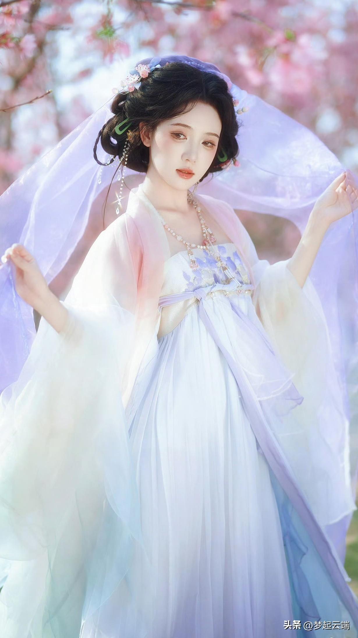 梦幻古风少女，粉樱树下翩翩起舞。