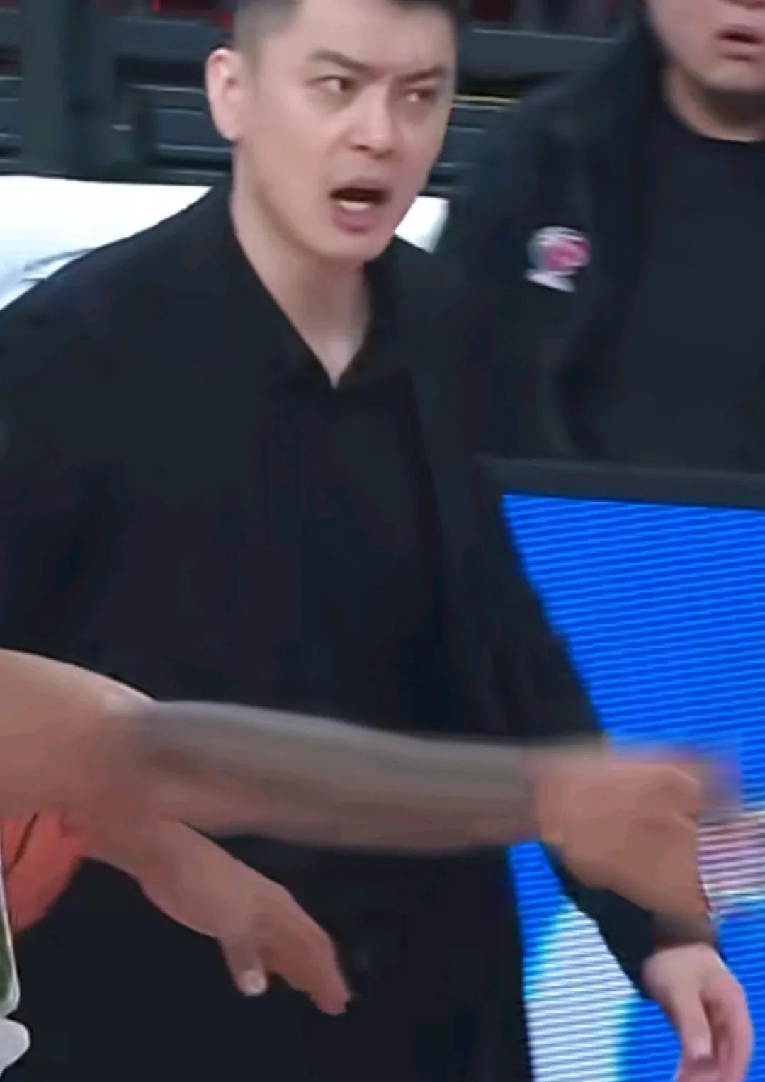 裁判:你瞅啥，
杨鸣:瞅你咋地，
裁判:有点自以为是，给你一个t，你又瞅啥。
杨