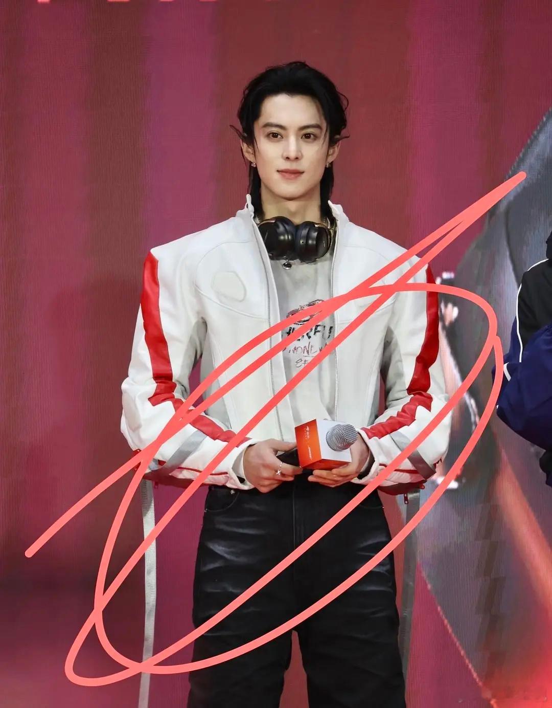 王鹤棣今日活动代拍生图如何？当他站姐好容易，都不用怎么修图，调一调光就行 ​​​