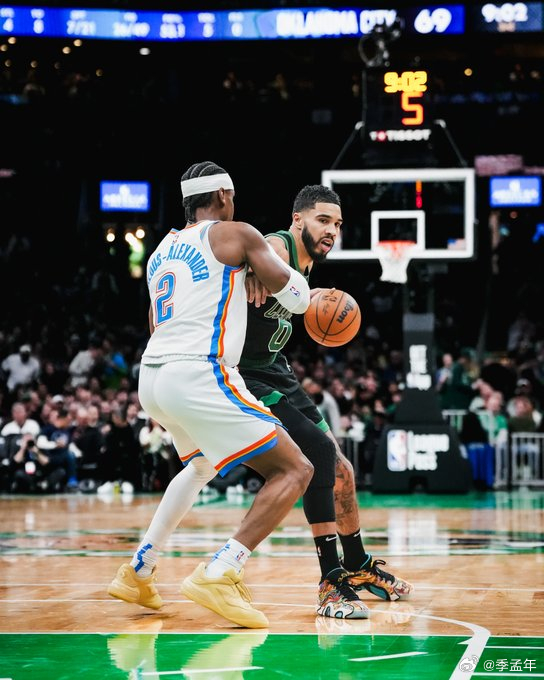 明天凯尔特人对阵雷霆的比赛，相较于双方两周前的交锋要完整很多。绿军这边迎回了塔图