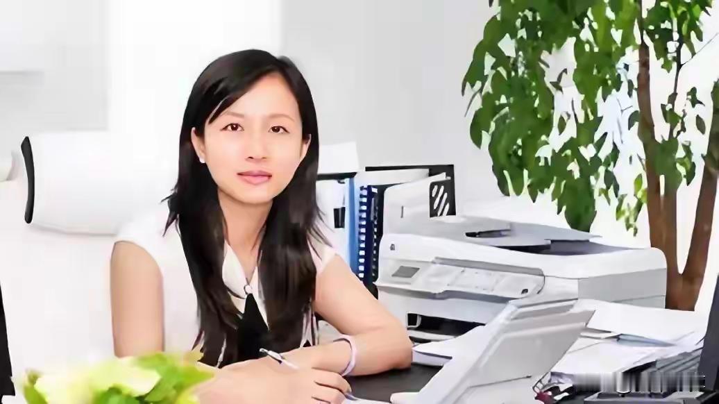 近日有网文写世茂集团许荣茂女儿许薇薇，说其弟许世坛接班后举债大刀快斧扩展地产等业