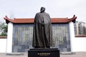 1845年，林则徐路过长沙，文武百官在码头迎接，左宗棠挤到跳板前，站在身后的一位