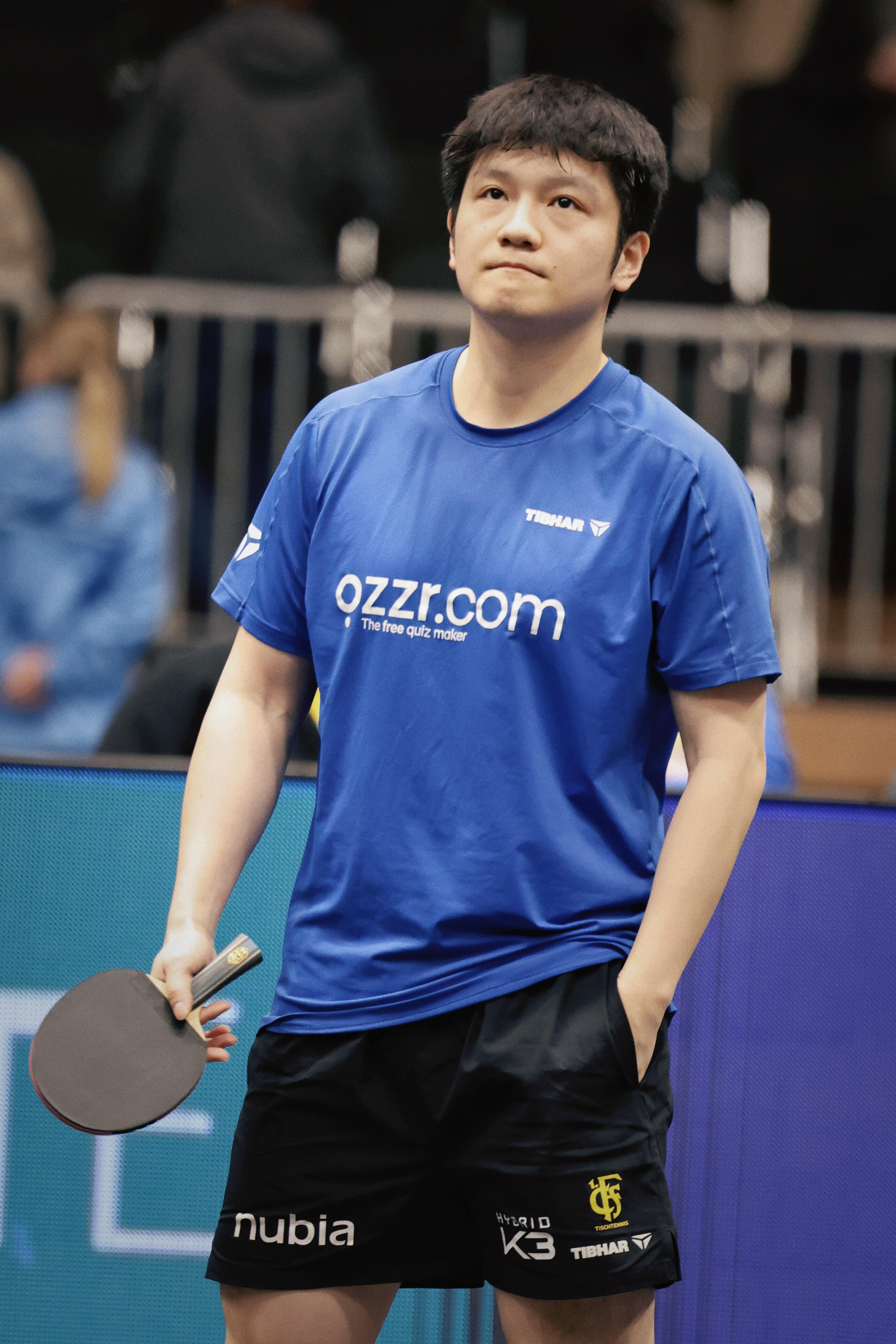 这不是装酷的小东，而是随时准备摸出小白球战斗的樊振东 