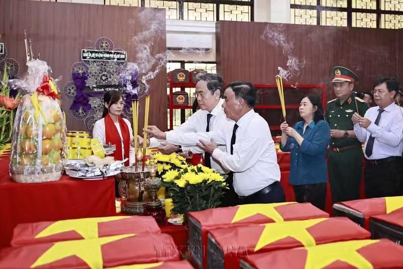 站在旁观者的角度看完这张照片，感触挺深。

越南国会主席陈青敏一行人手持香火躬身