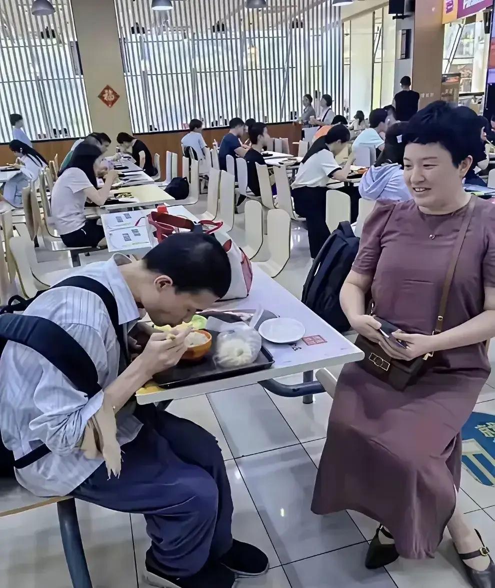 太尴尬了！韦东奕在食堂吃饭 ，大妈死盯盯看着人家，多不好意思。从大妈的眼神里，那