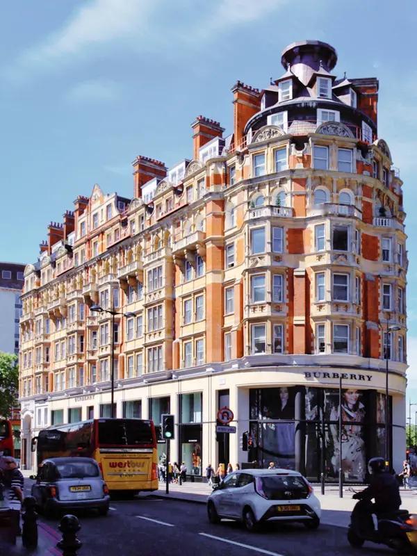 存款利率跌破2%，钱却更爱存银行。10月末人民币存款超325万亿，每月新增超2万