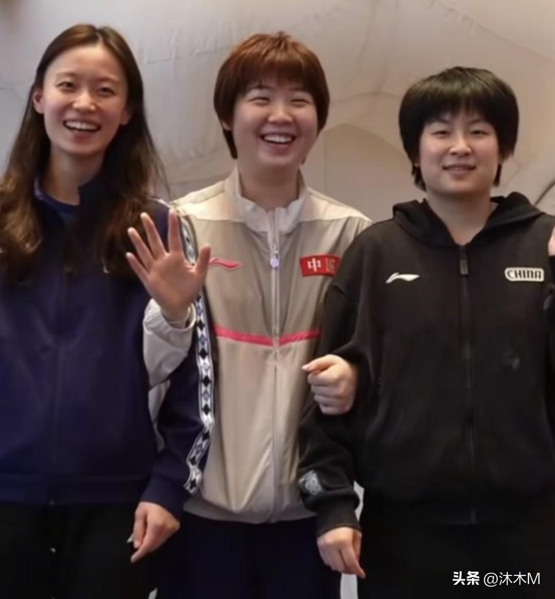 蒯曼大丫头也是享受上了左拥右抱的感觉了，呲着个大牙笑的可开心了

左边挽着的是韩