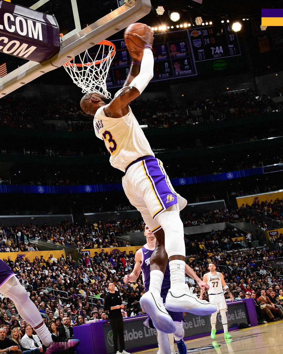 詹姆斯今天出场28分钟，投篮13中11，三分球2中1，罚球1中1，得到24分3篮