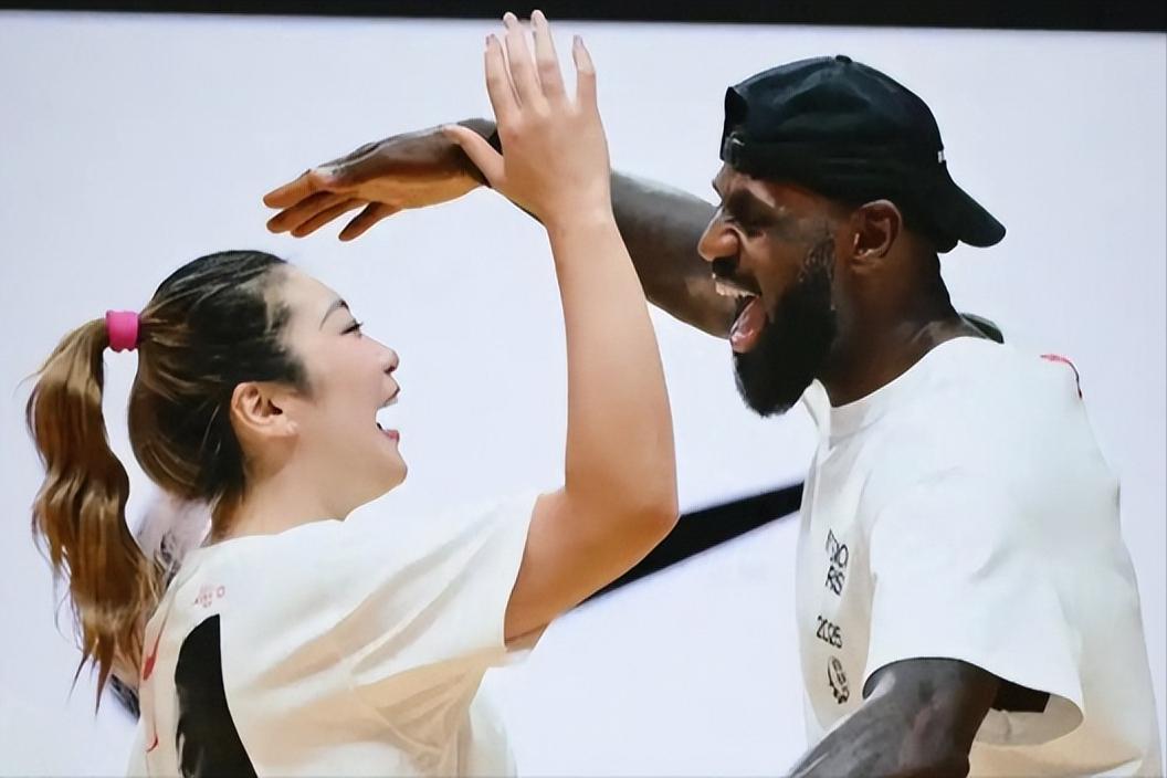 詹姆斯与勒布朗-梦合体，15次中国行，詹姆斯的影响力还在。

詹姆斯双手暴扣+挂