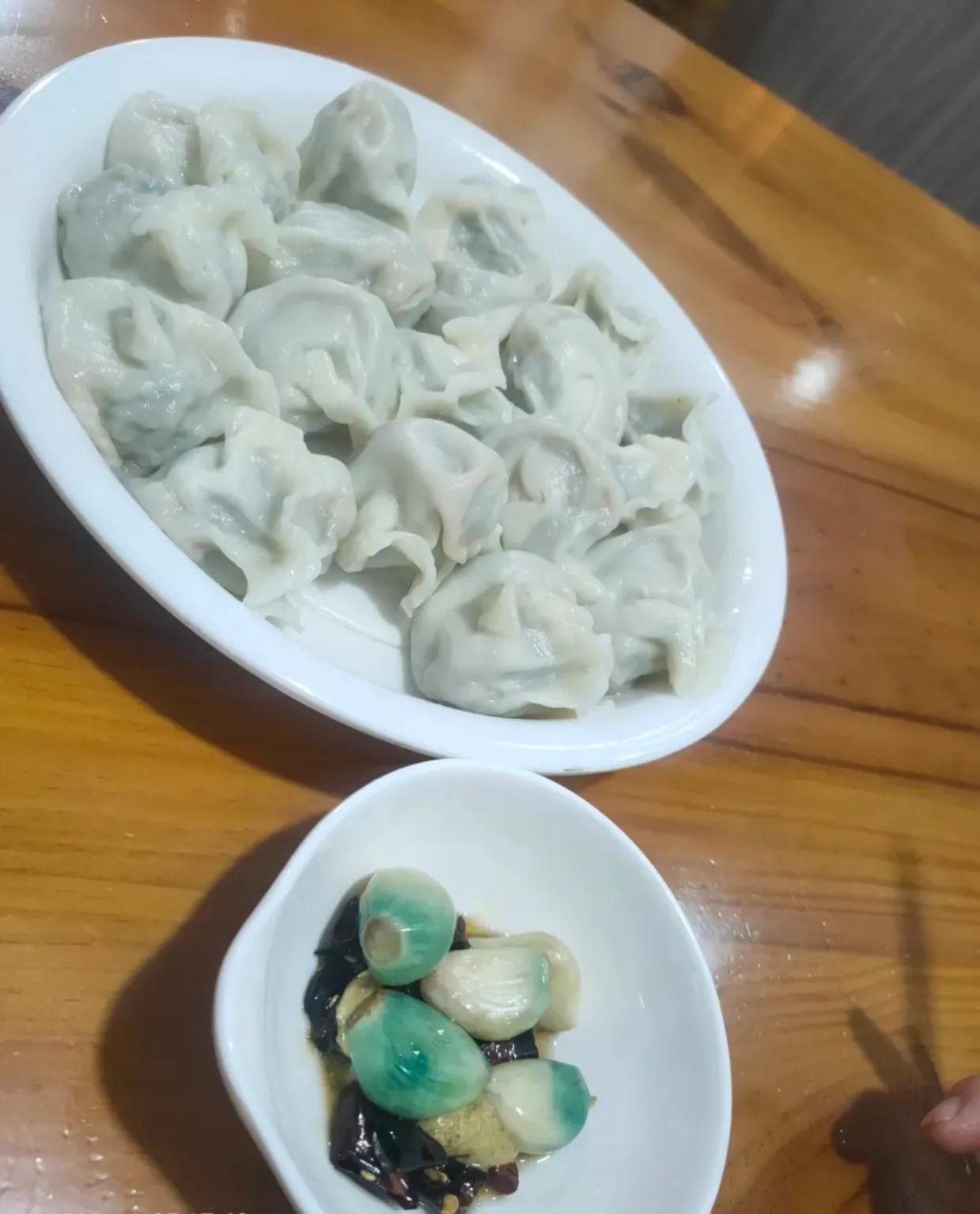 二嫂开了家饺子馆，每月能收入七八千元。半年前，一位70岁的大妈来店里吃饭，要了一
