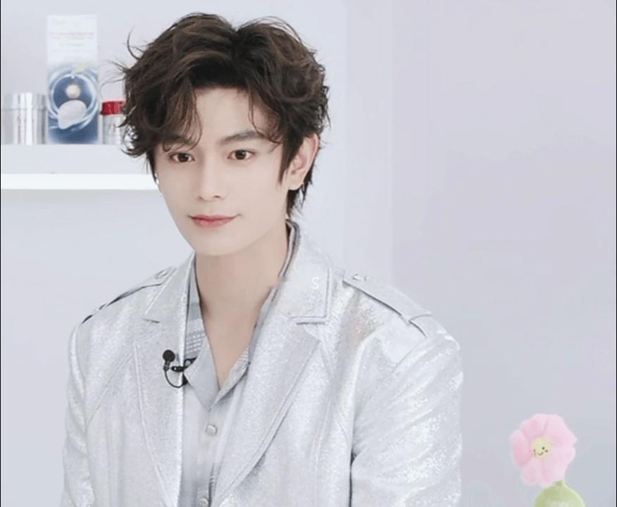 今晚丁禹兮直播状态真的太好了吧！丁禹兮卷毛look很好看呀！