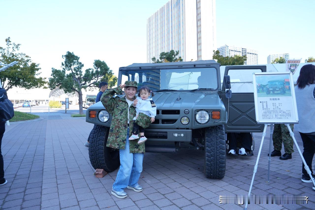 日本陆地自卫队今天发文展示了日常训练的装甲车和运输车，这车看样子已经快报废了。