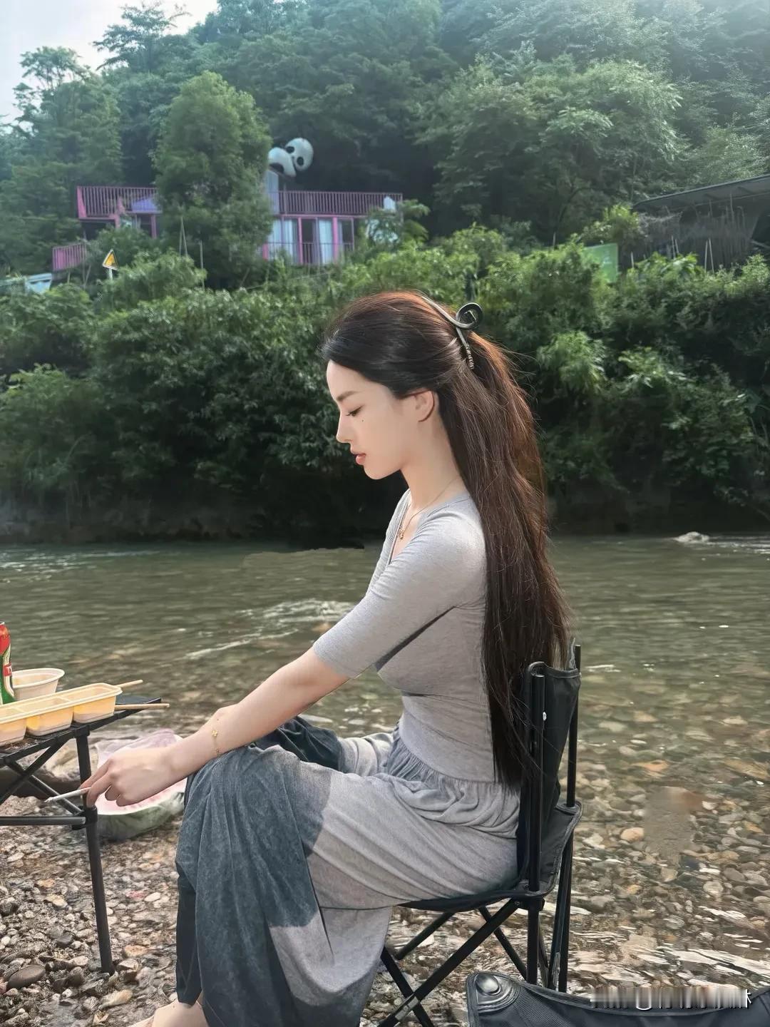 站在大桥下，
听河水诉说光阴的故事  
女孩的裙角轻扬，
是风里最温柔的倔强  