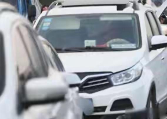 如今打车变得很方便，只需要动动手指就有车来接，去年10月全国网约车订单量已经达到