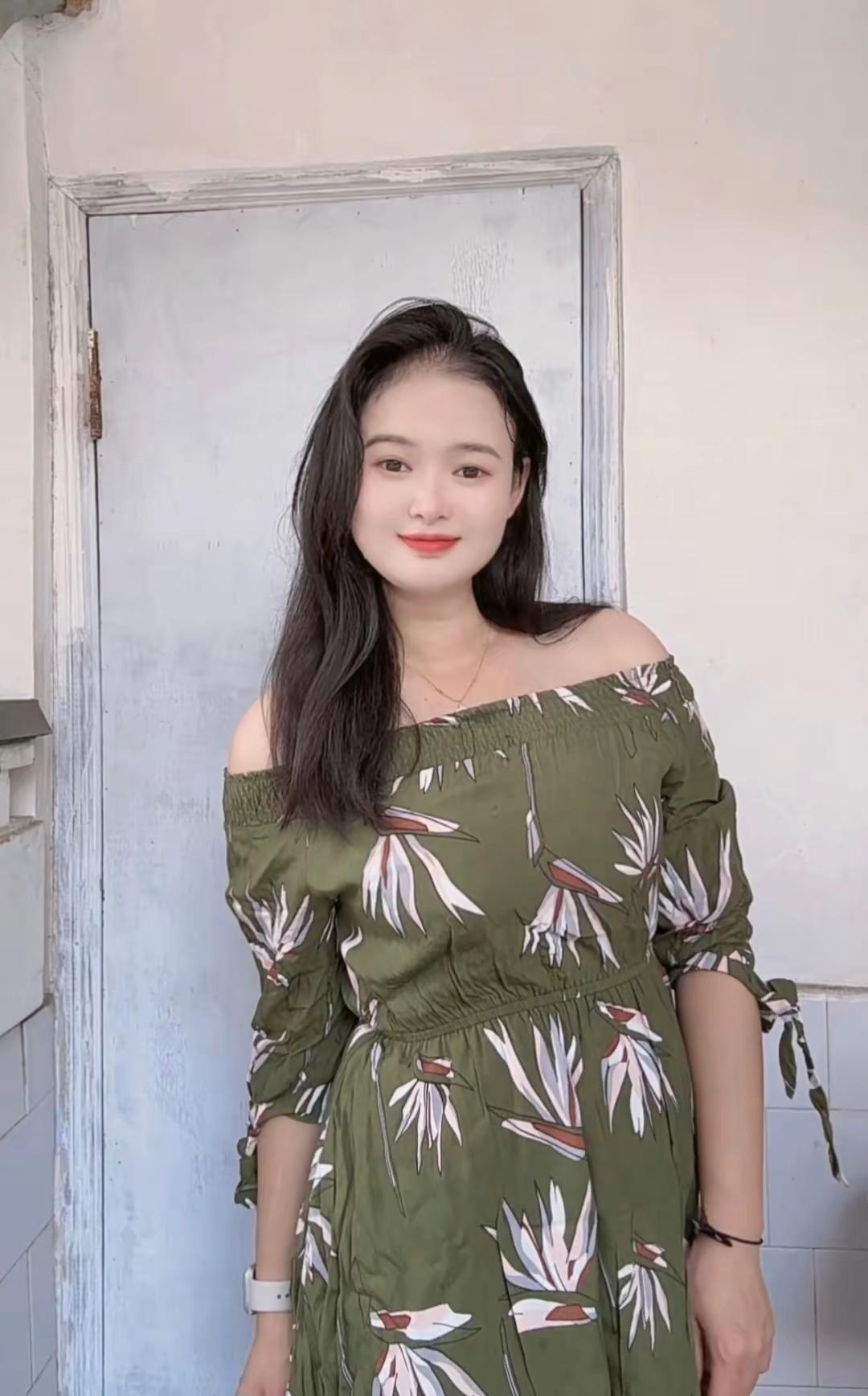 八年 裙子还是那条裙子人也还是那个人不同的可太多了…今天看见了八年前的自己恰好裙