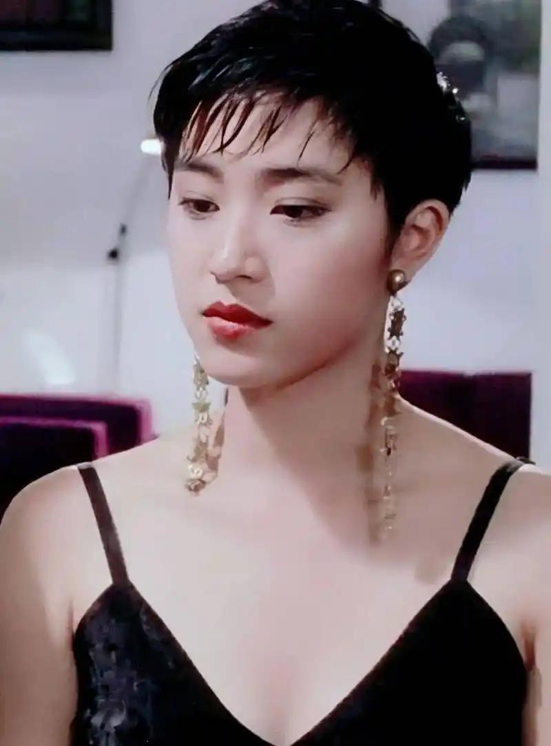 短发女神陈法蓉

在港圈美女如云的年代，一头短发的陈法蓉美得清新脱俗、气质出尘，