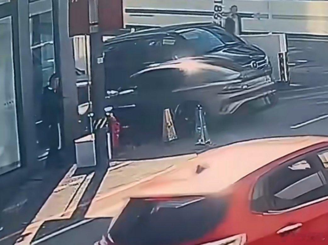 交警确认杭州小米交付中心发生车祸 我看了，看起来像是踩油门倒车……踩错了？