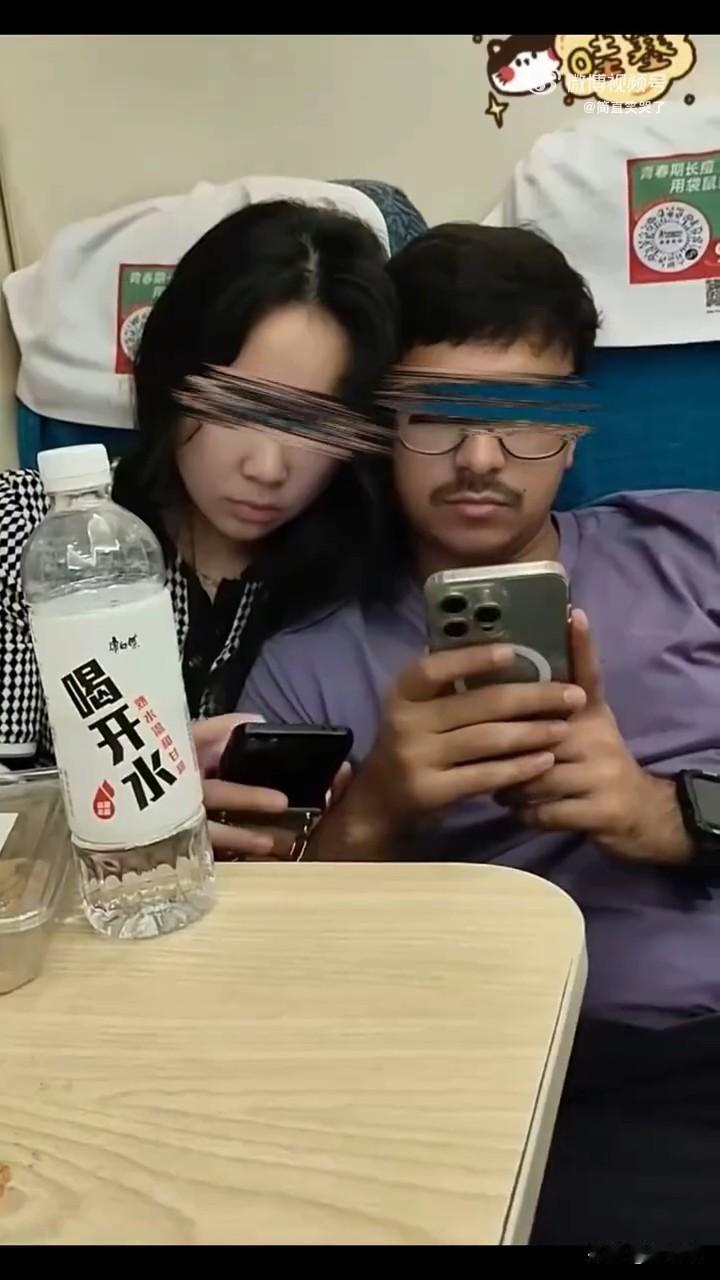 如果他们最后走进婚姻殿堂，那彩礼到底是谁给谁？

一对中印情侣依偎在一起，喝水都