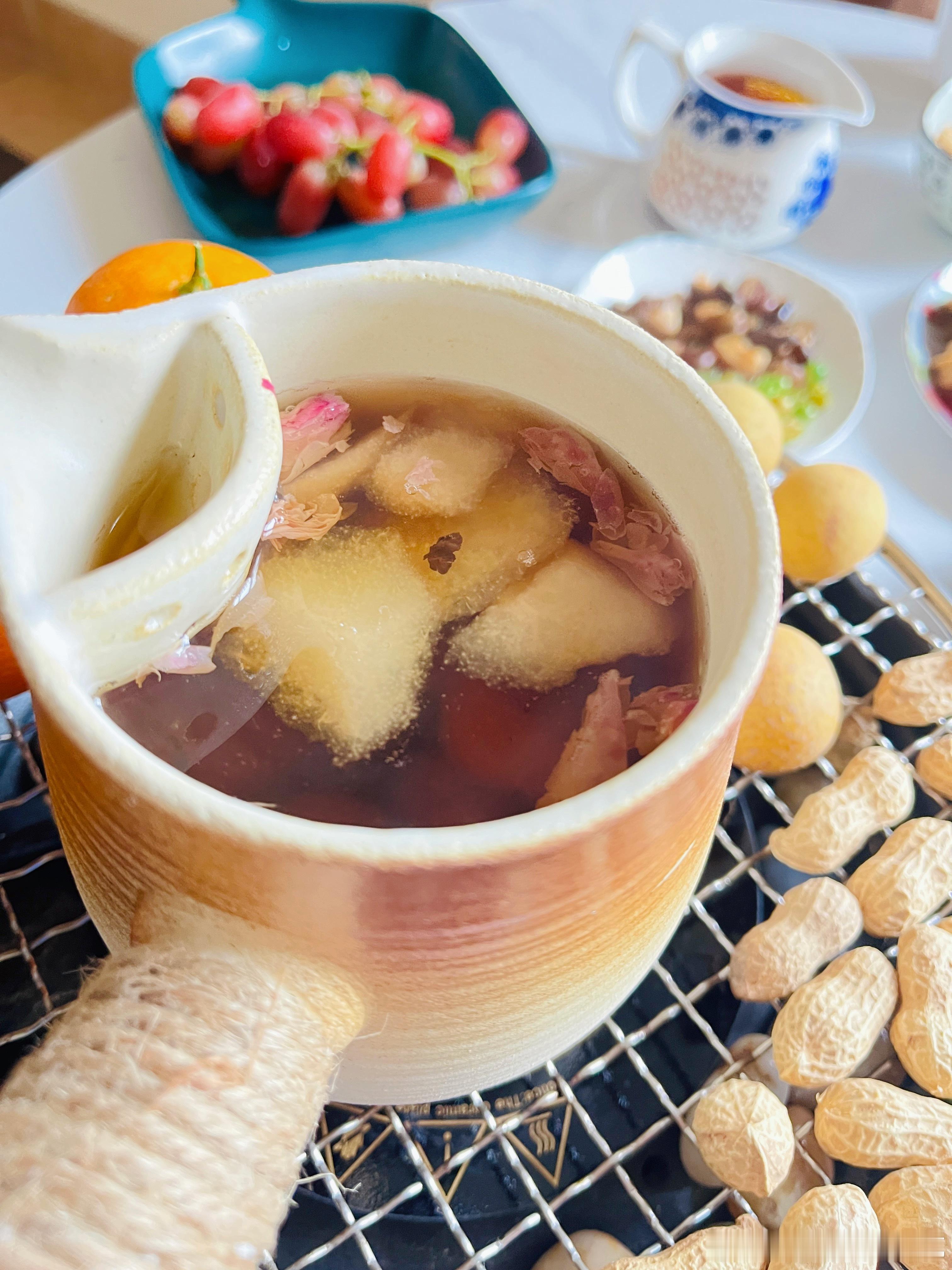 感情一定要落实到穿衣吃饭、睡觉数钱这些平凡又世俗的小事上。——三毛《撒哈拉的故事