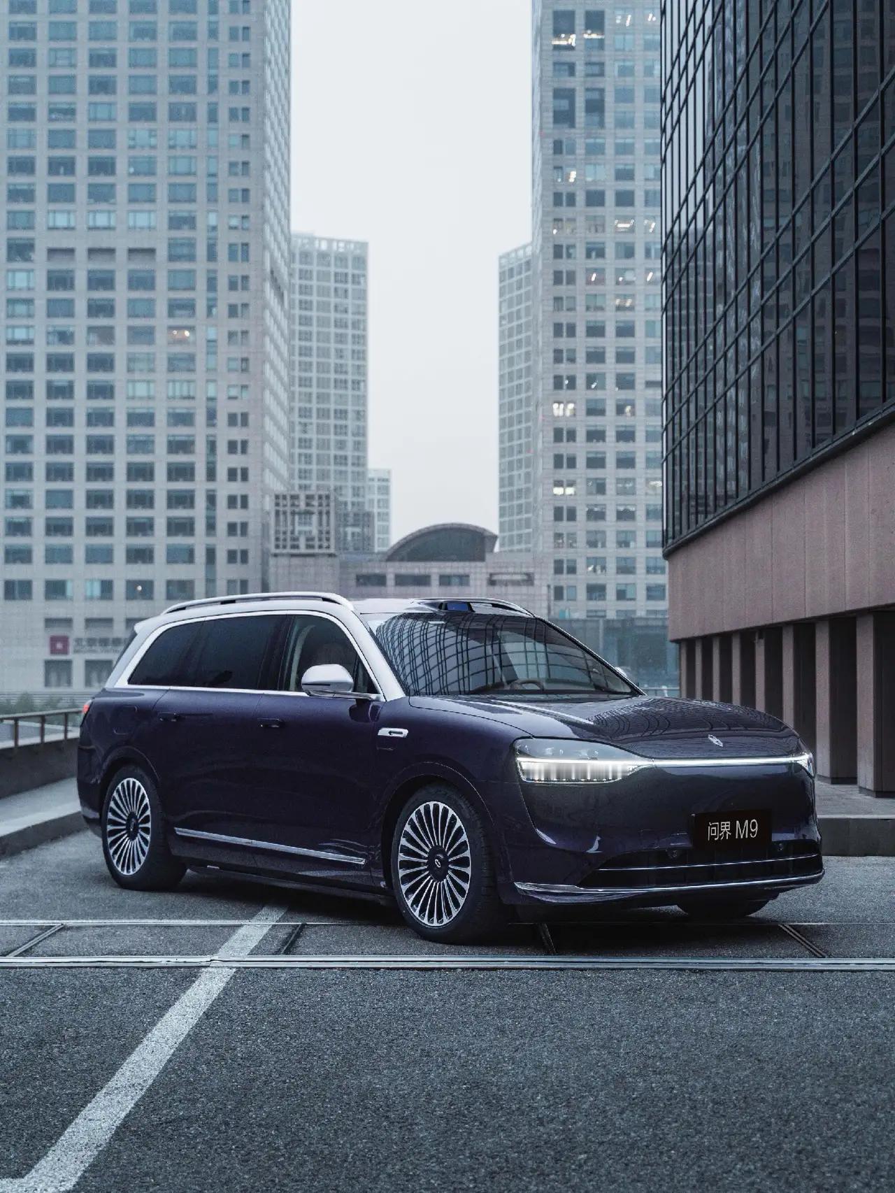 问界M9标配双滑轨，搭配后装精品配件，组合玩法多样，二排放倒与后备箱相连，可形成