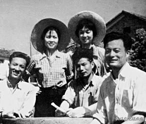 1965年，故事片《舞台姐妹》拍摄现场，这两位头戴草帽的女演员难道是影片中的两位