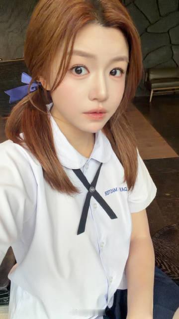 陈妍希今天是不二家希陈妍希泰式校服双马尾陈妍希这身泰式校服造型太惊喜啦，清爽双马