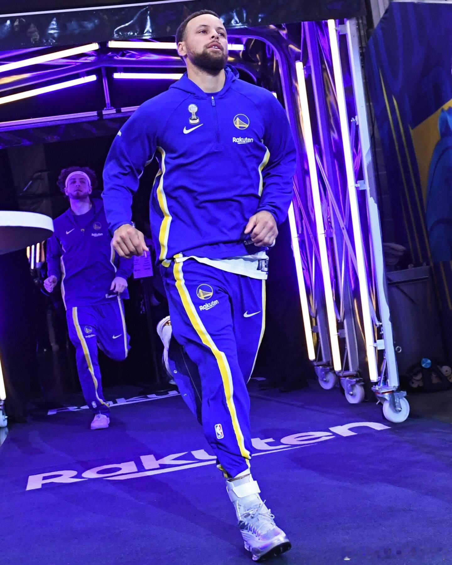 库里对阵猛龙比赛上脚装备一款ANTA Eclosion Type 2。 