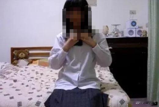 上海，一男子从浙江跑到上海来找女人玩，俩人准备发生男女关系。当时采用的是后入的方