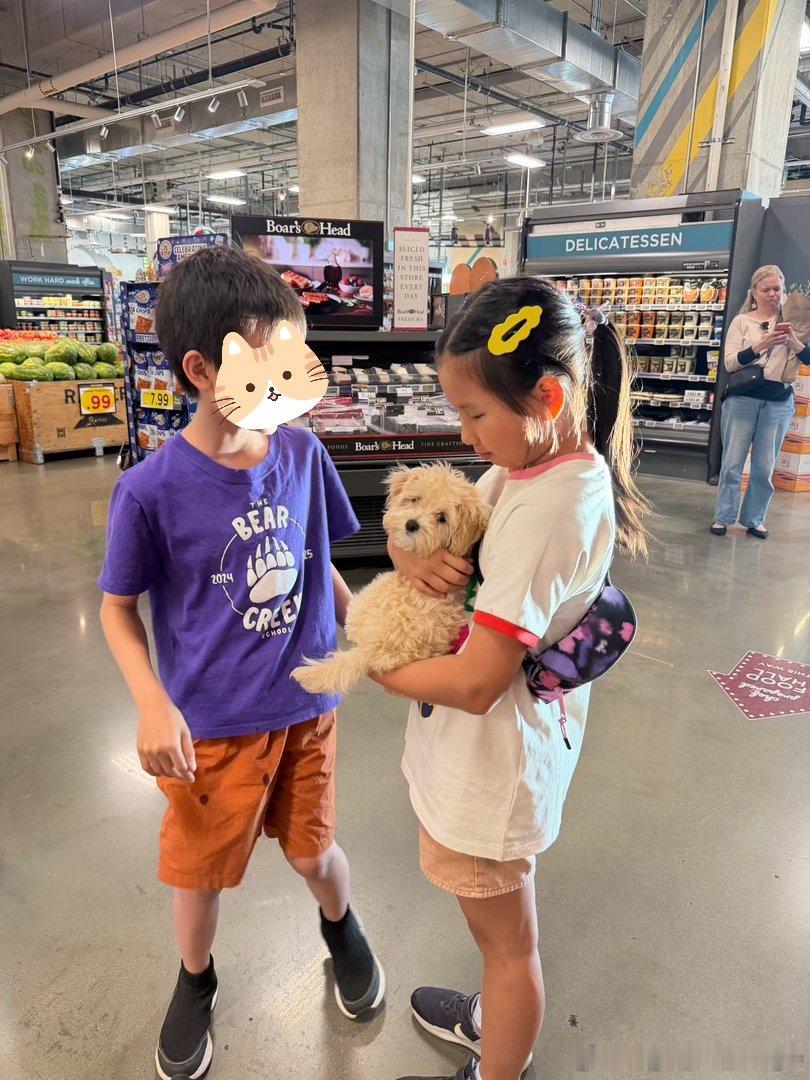 折腾了一天，晚上陪她去playdate，终于不约麦当劳了，（还不如麦当劳）碰到巨
