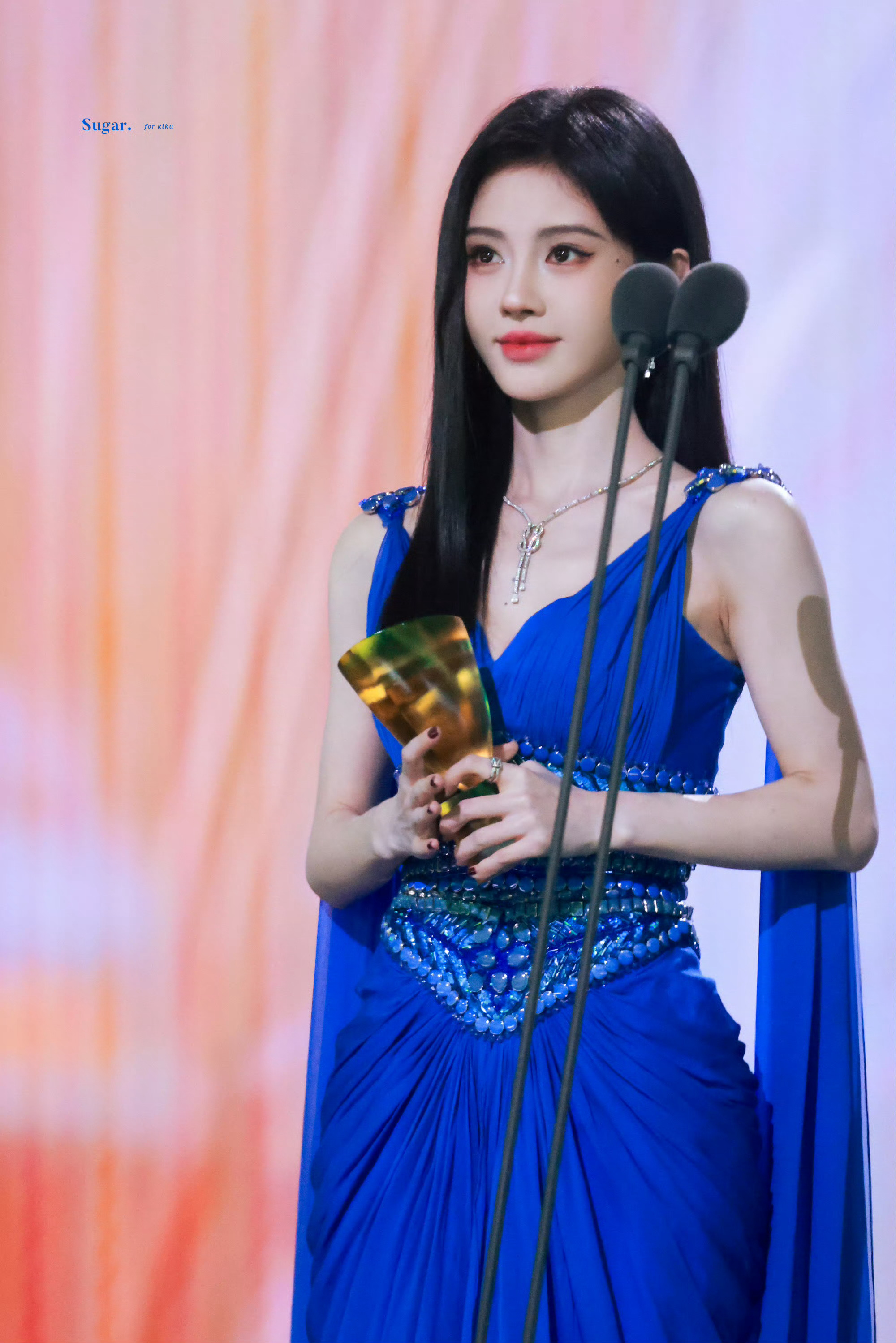 鞠婧祎鞠婧祎露芜衣 丨鞠婧祎  没有横空出世的幸运 只有不为人知的努力枝芸夏刈 