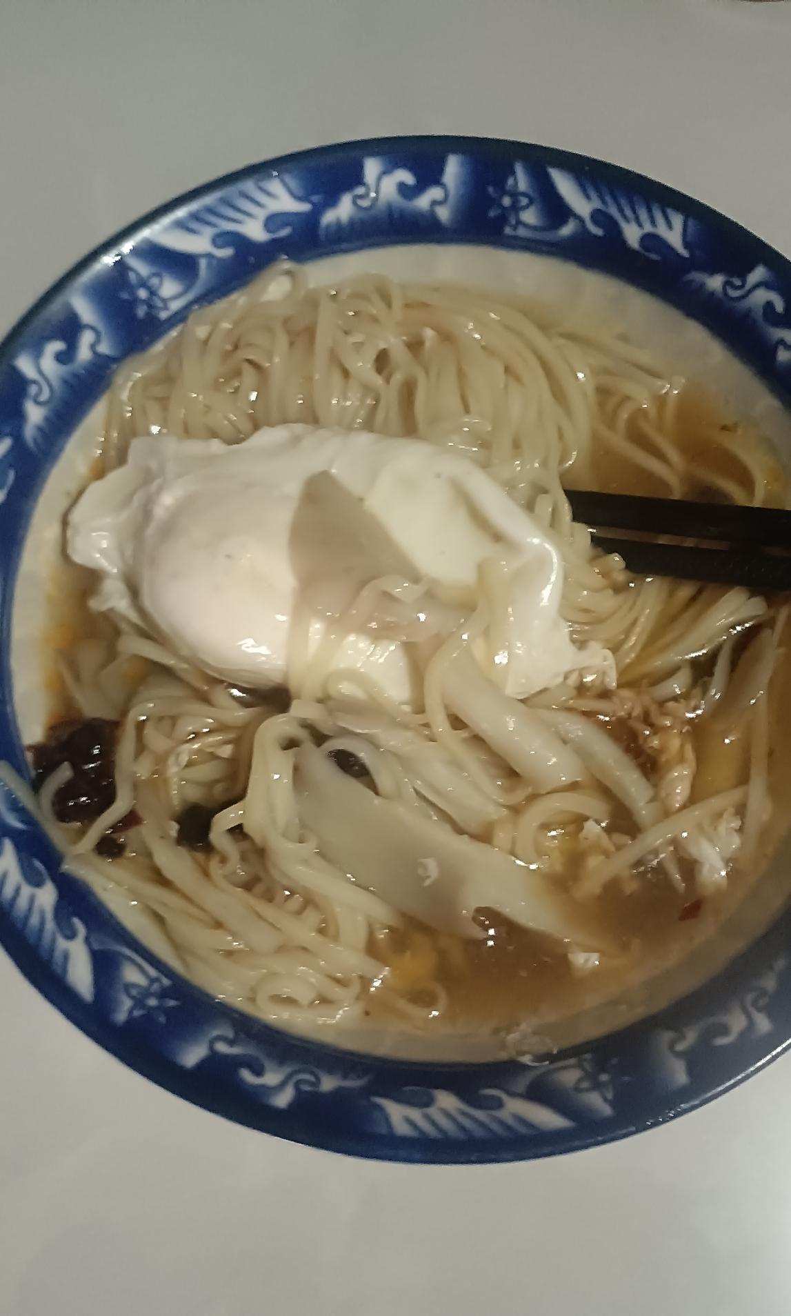 这样的早餐算丰富吗？

一碗面，一个鸡蛋，另加少量平菇做汤汁。

你说这样的早餐