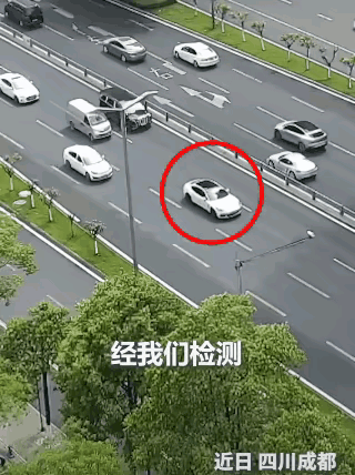 这台车火到人民日报都点名了，成都快速路上上演离谱一幕。
 
在短短200米的路段