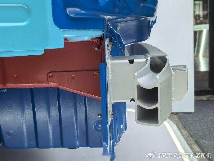 就尚界Z7这用料，要不两边同台开个直播，一起同步拆车对比下？你拆一个零件、我拆一