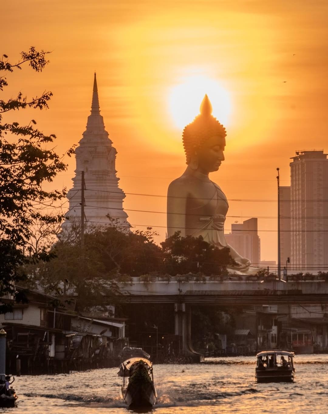 摄影作品赏析。
这是一张完成度很高、主题明确的城市—宗教风景摄影作品，有三个优点