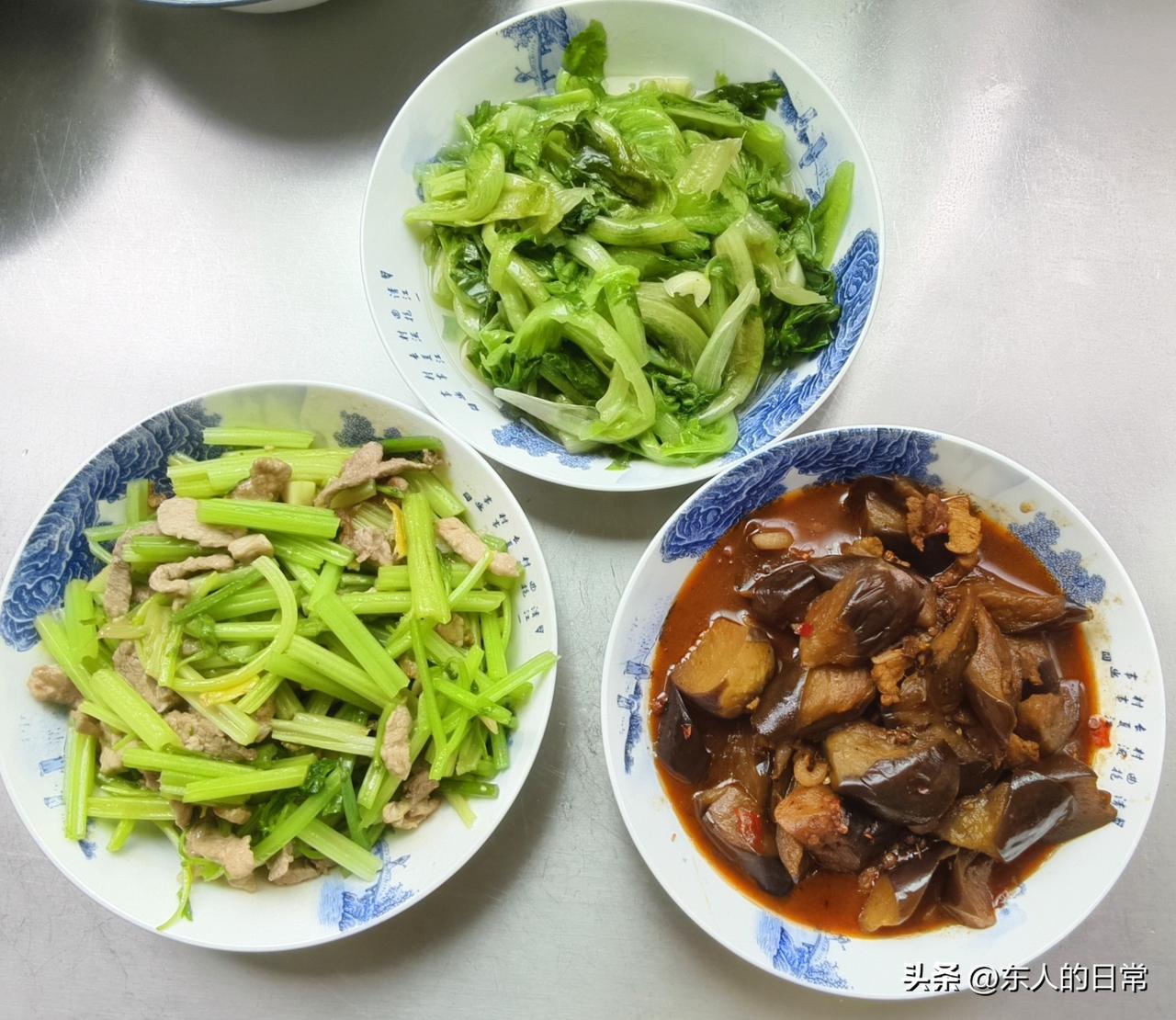 老俩口吃饭，也不凑合。

孩子们在家吃饭就多做几样菜

孩子们不回来吃饭，就少做