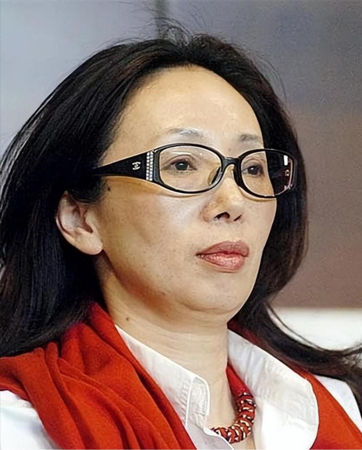 [浮云]2014年，身价95亿的女富豪戴秀丽喝了一瓶9000元的红酒，就被软饭男