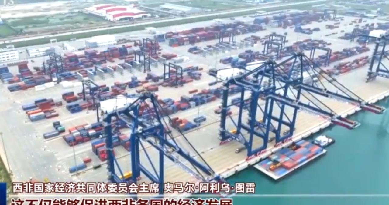 中非合作的画卷正徐徐展开，中国援建的现代化港口新城拔地而起，非洲特色农产品漂洋过