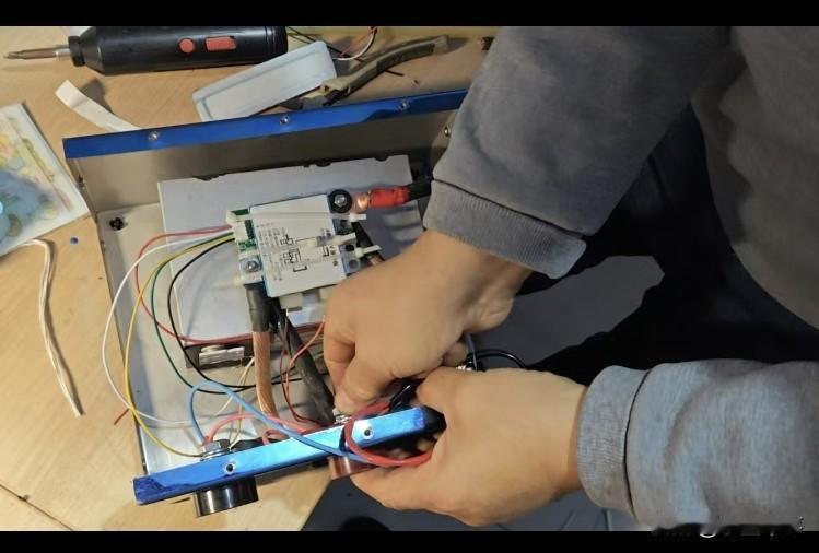 今天自己做了一个汽车强启电源，这完全得益于新能源汽车快速普及。

作为一名电子爱