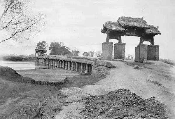 终于弄清了古“咸阳桥”的位置

这张1910年由英国《泰晤士报》驻华记者莫里循拍