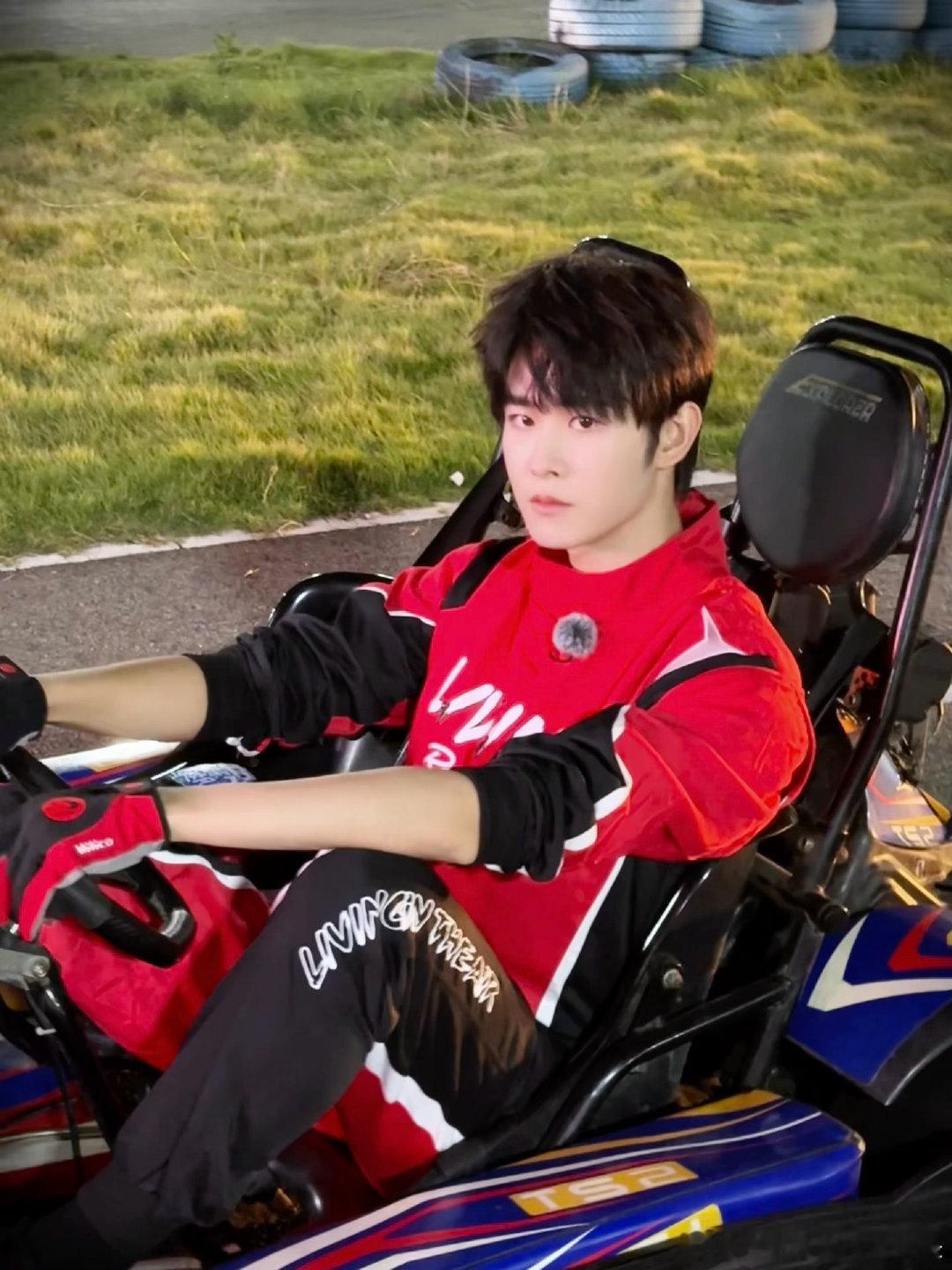 田嘉瑞田嘉瑞快乐趣吹风 如风掠过赛道，自由姿态主宰心跳节奏！破风而行🏁 （