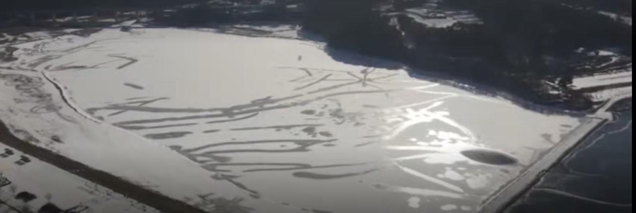 受气候异常影响，韩国江原道的“冰鱼节”已连续多年取消。往年此时本该冰封的湖面如今